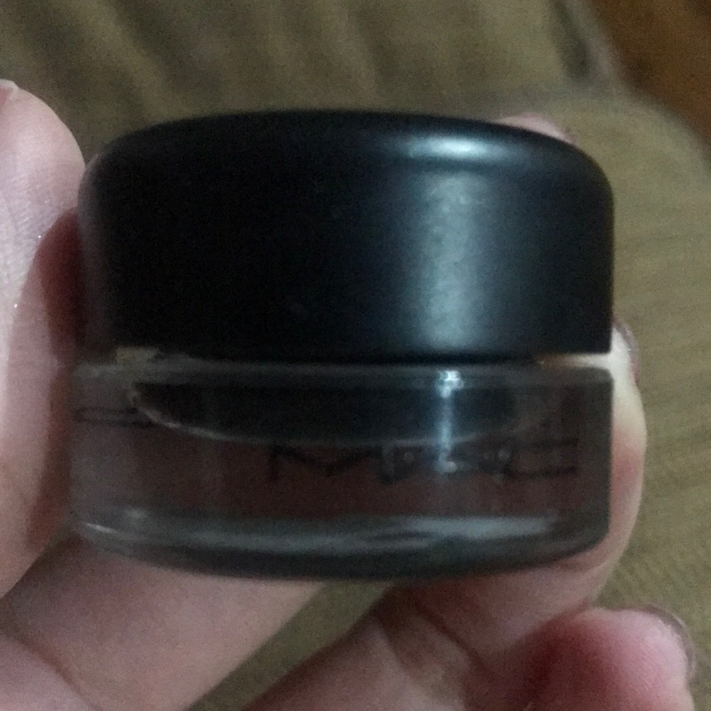 Mac Pro long wear fluid liner